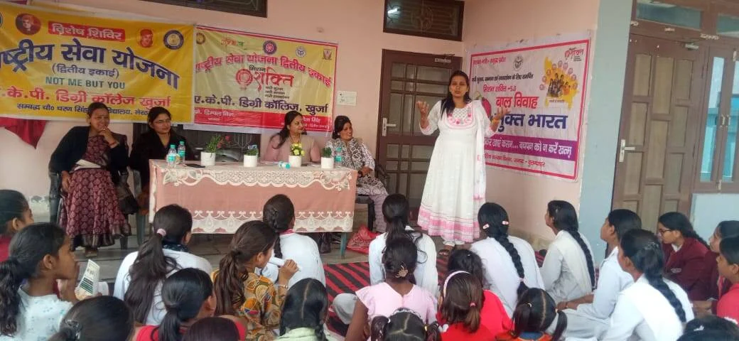 AKP डिग्री कॉलेज में NSS शिविर का तीसरा दिन: छात्राओं ने की सफाई, ‘बेटी बचाओ’ पर रंगोली, महिला सशक्तिकरण पर विशेष व्याख्यान