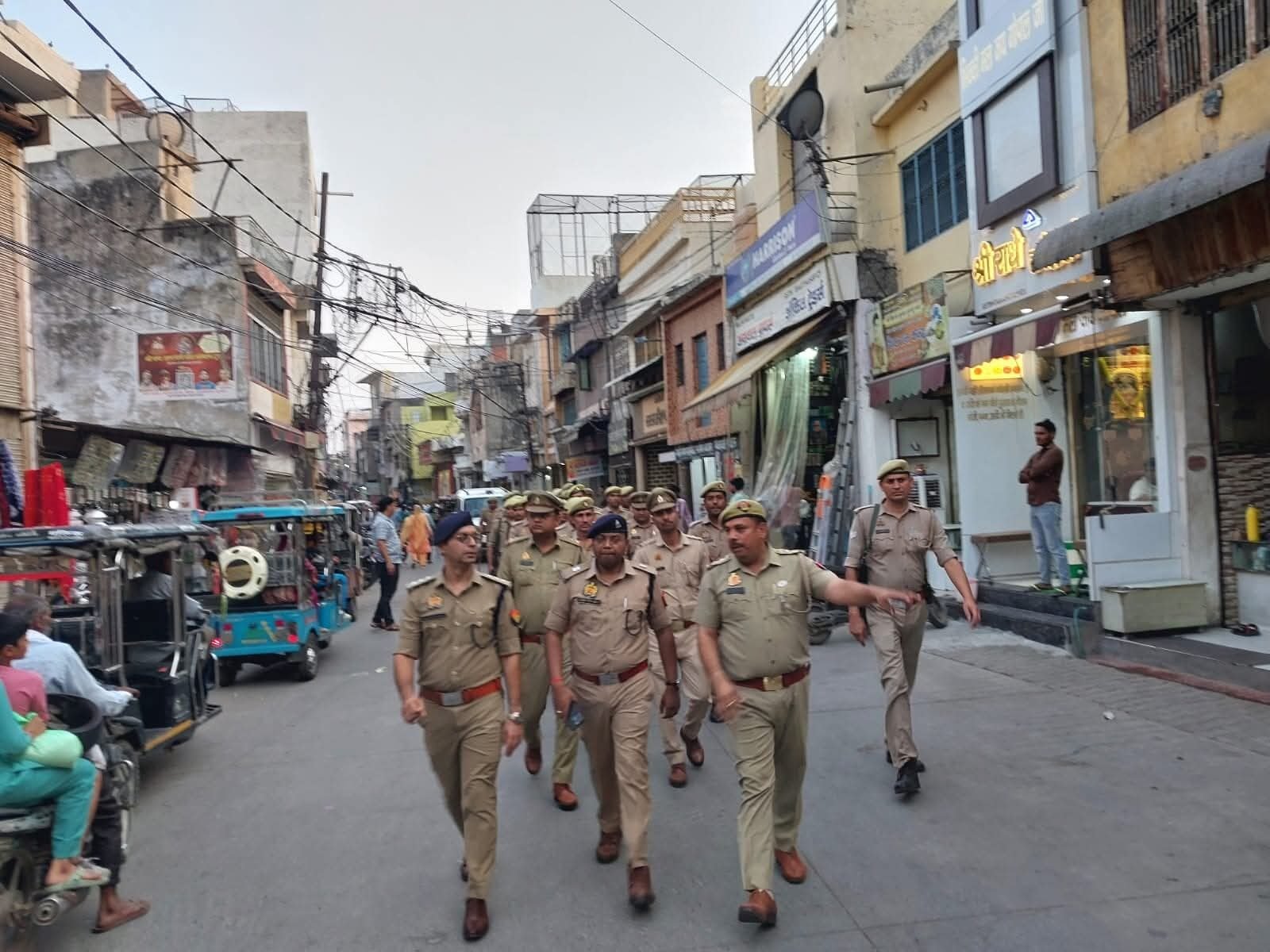 बुलंदशहर में पुलिस का फ्लैग मार्च: मिश्रित आबादी वाले क्षेत्रों में ASP अभिषेक प्रताप अजेय ने किया पैदल गश्त