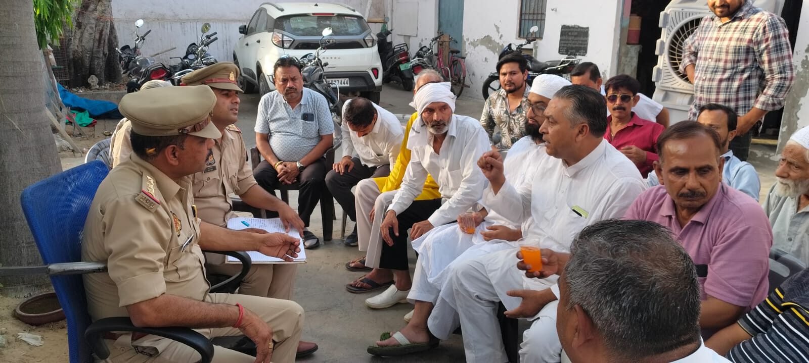 बकरा ईद को लेकर खुर्जा पुलिस अलर्ट: मखदूमगंज चौकी में दोनों समुदायों संग हुई शांति बैठक