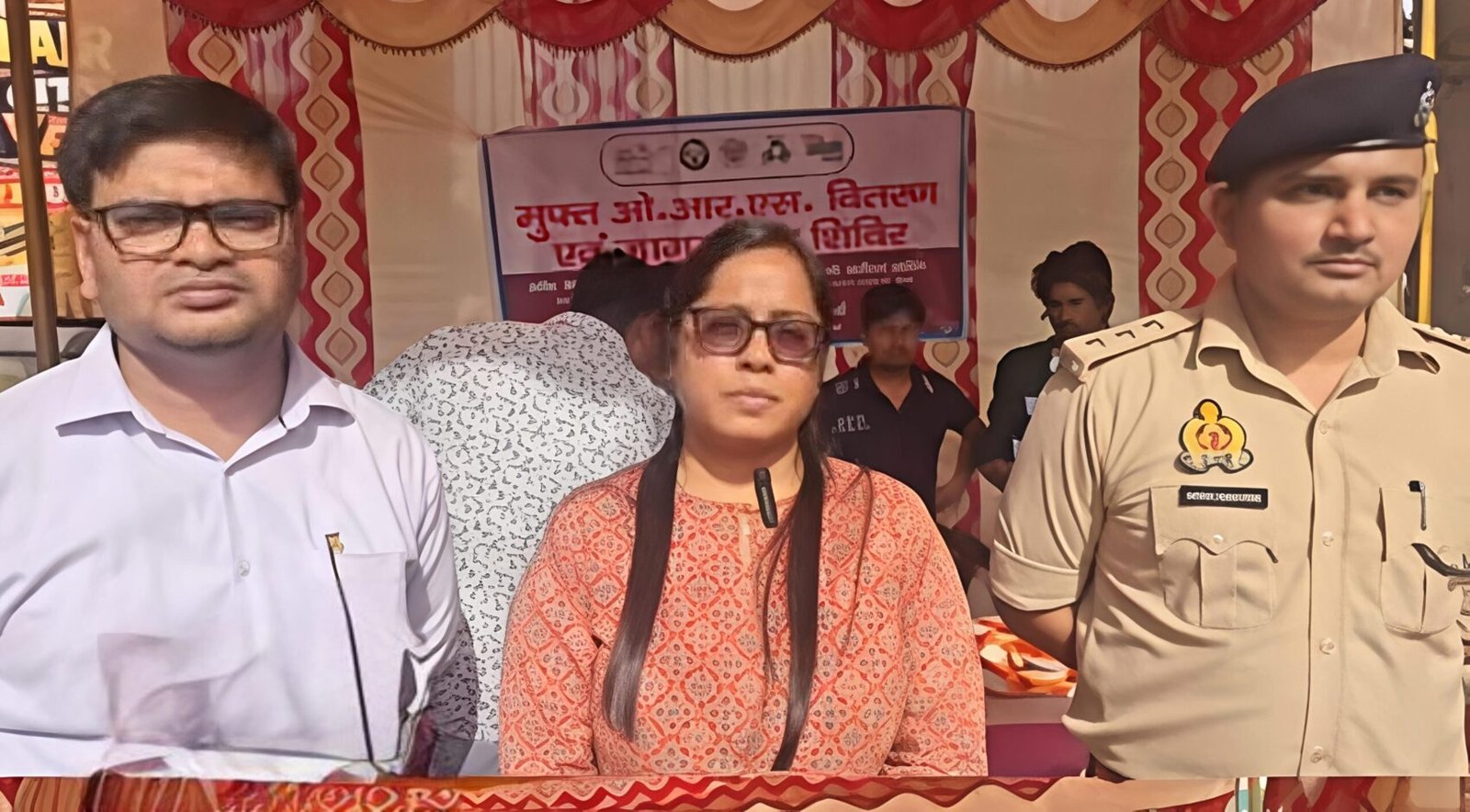 खुर्जा में हीट वेव को लेकर प्रशासन अलर्ट: एसडीएम प्रतीक्षा पांडे, सीओ सोभित कुमार, ईओ अनवर हुसैन ने बांटे ORS पैकेट, लोगों को दिए बचाव के टिप्स
