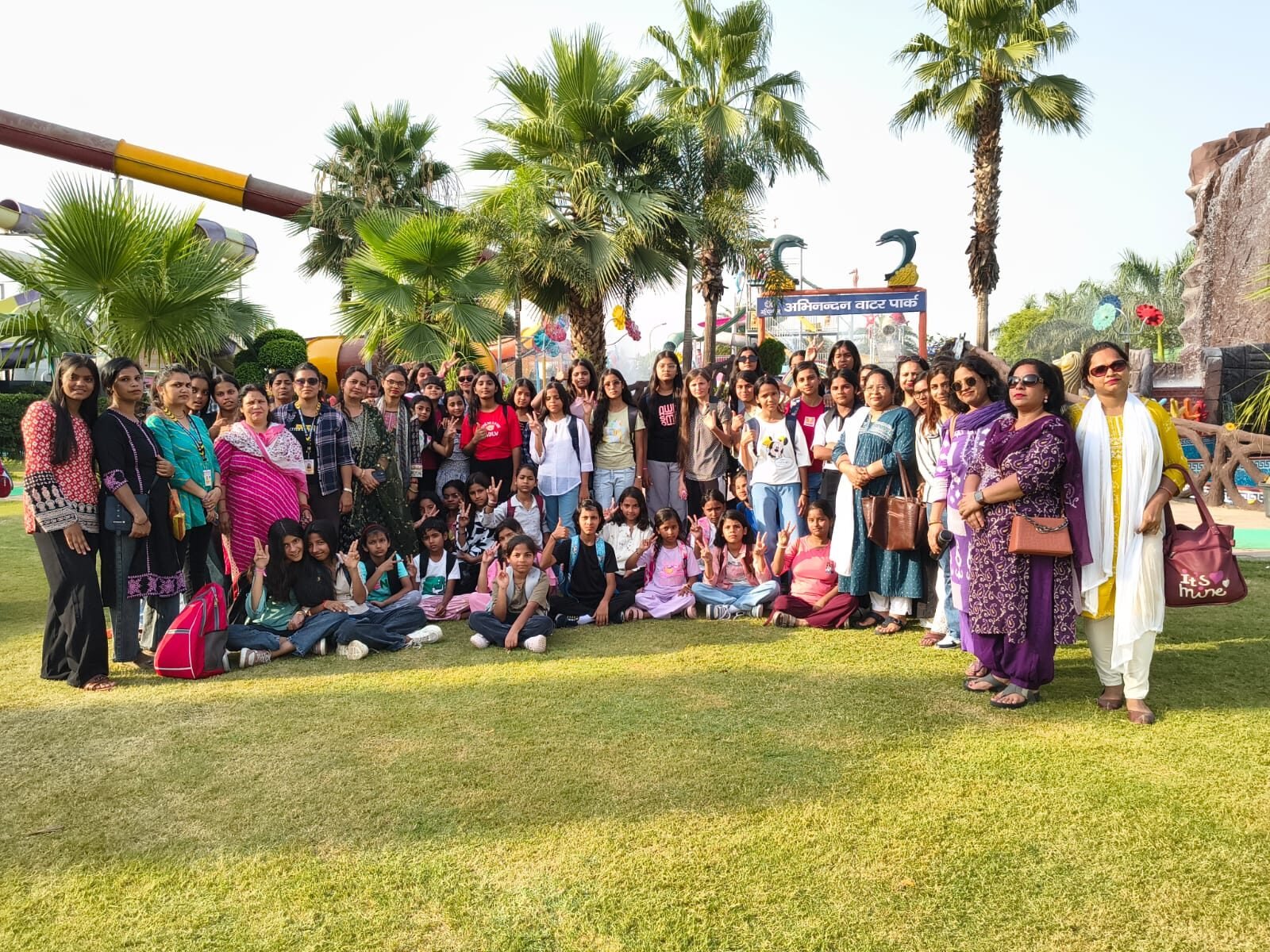 खुर्जा के जै़निथ पब्लिक स्कूल का अभिनंदन वॉटर पार्क टूर: 200 विद्यार्थियों ने लिया मस्ती और रोमांच का आनंद