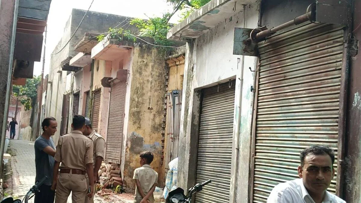 शिकारपुर में बिना अनुमति खुली गोश्त मंडी, पुलिस पहुंचते ही दुकानदार फरार, जांच शुरू