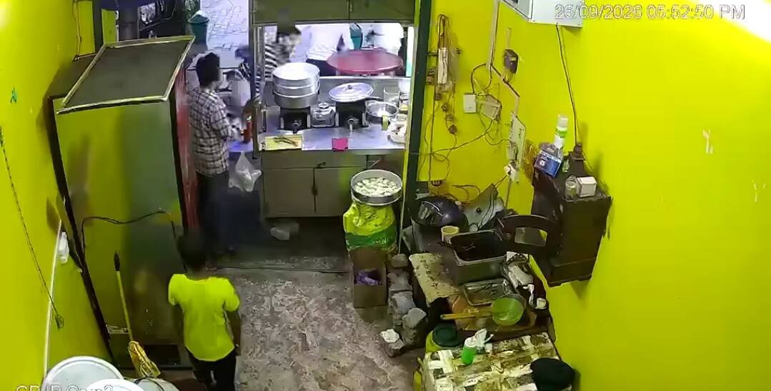 खुर्जा देवी मंदिर के पास दुकान में घुसकर वेटरों से मारपीट, तोड़फोड़