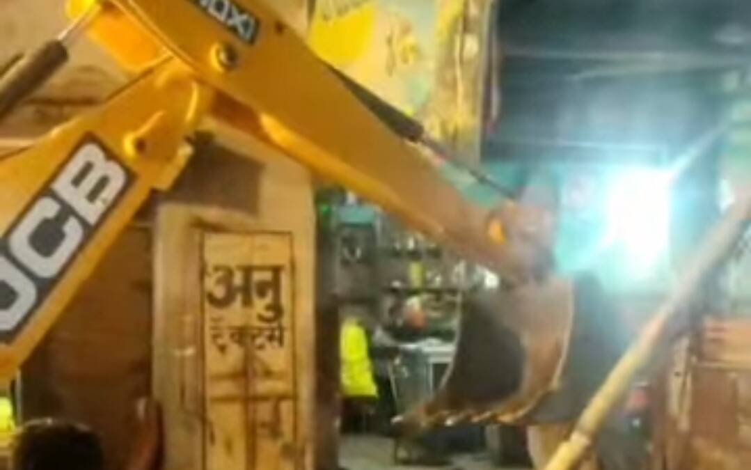 नगर पालिका ने चलाया अतिक्रमण हटाओ अभियान HDFC बैंक से खुर्जा बस स्टैण्ड तक हटाए
