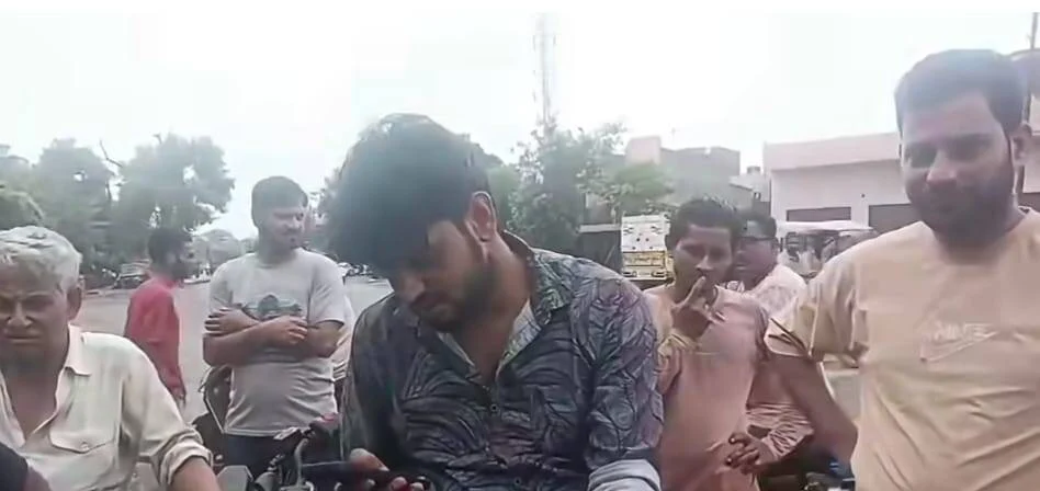 फर्जी फाइनेंसकर्मियों की दबंगई! हथियार के बल पर ग्रामीण से बाइक और 20 हजार की नकदी लूटने का आरोप