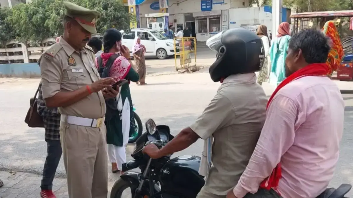 UP में बाइक पर पीछे बैठने वाले के लिए भी हेलमेट अनिवार्य, नहीं पहनने पर कटेगा चालान