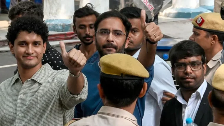CJP नेता आशुतोष रांका और सौरव दास तिहाड़ जेल से रिहा, बाहर आते ही लगाए ‘इंकलाब जिंदाबाद’ के नारे