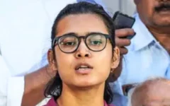 अखिलेश यादव ने नेहा बोरा की हिरासत पर सवाल उठाए, लेफ्ट‑AISA ने रिहाई की मांग की