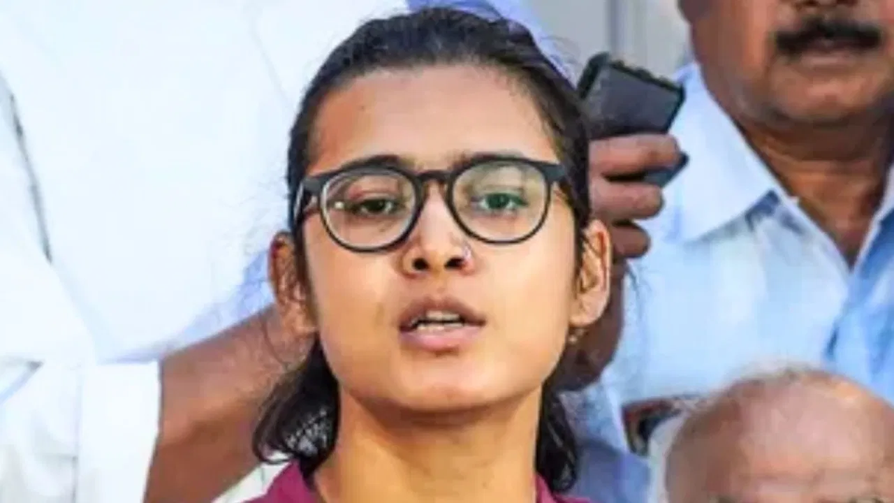 अखिलेश यादव ने नेहा बोरा की हिरासत पर सवाल उठाए, लेफ्ट‑AISA ने रिहाई की मांग की