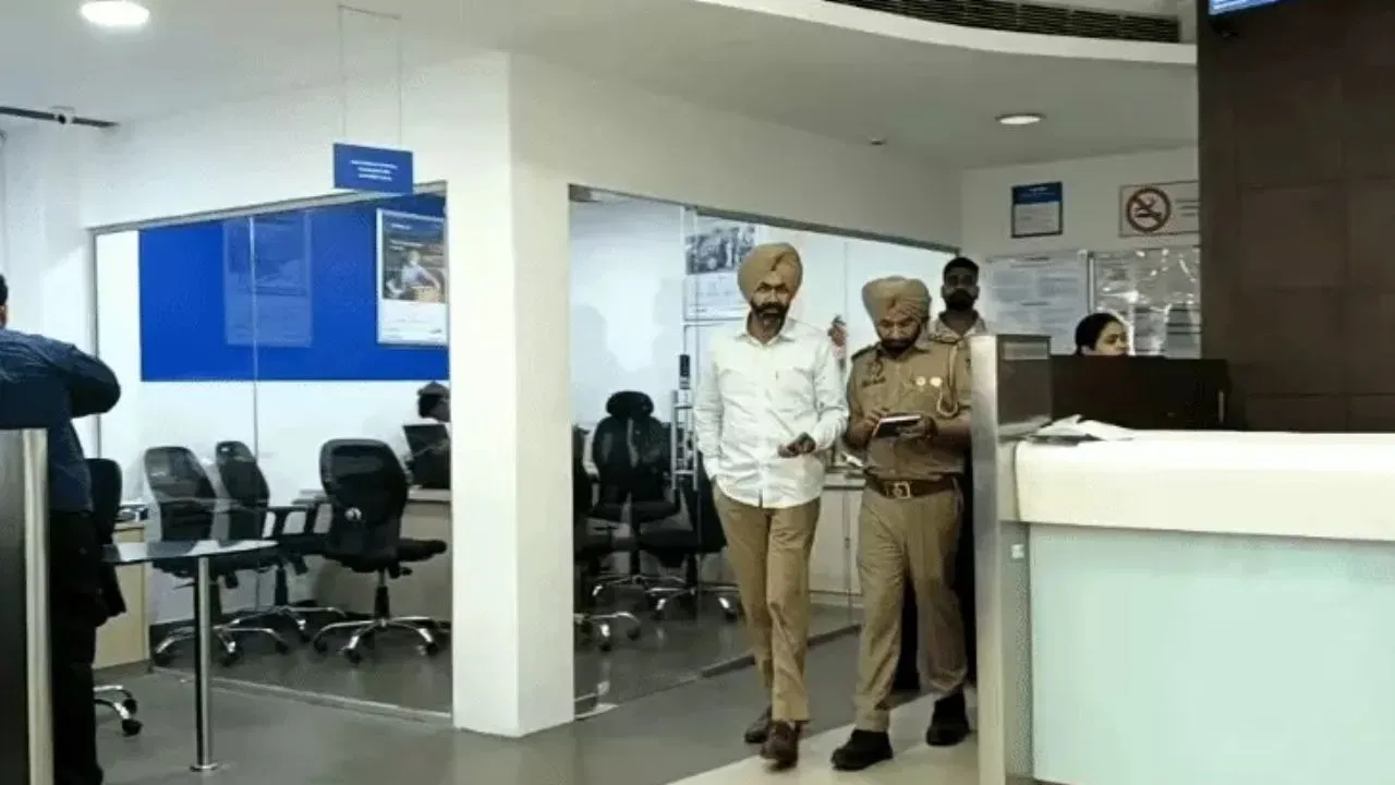 अमृतसर के यस बैंक में पैसों के विवाद में गोलीबारी, लोन मैनेजर घायल