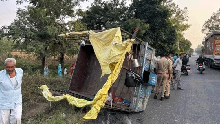 अलीगढ़ रोड पर ट्रैक्टर-ट्रॉली का टक्कर, 20 घायल (17 महिलाएँ)