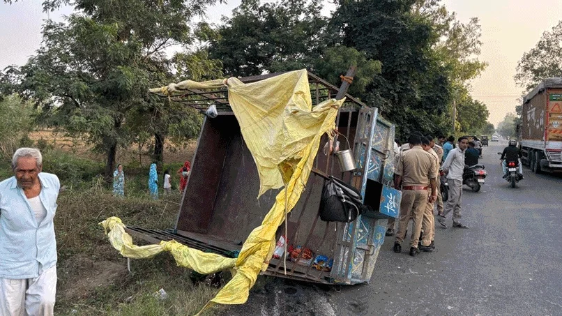 अलीगढ़ रोड पर ट्रैक्टर-ट्रॉली का टक्कर, 20 घायल (17 महिलाएँ)