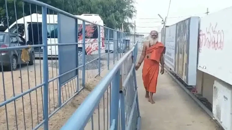 आंध्र प्रदेश के शिवराम रेड्डीयार ने भीख से जुटाए 17 लाख रुपये बाला त्रिपुरसुंदरी देवी मंदिर में रेलिंग लगवाई