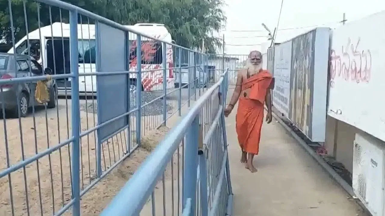 आंध्र प्रदेश के शिवराम रेड्डीयार ने भीख से जुटाए 17 लाख रुपये बाला त्रिपुरसुंदरी देवी मंदिर में रेलिंग लगवाई