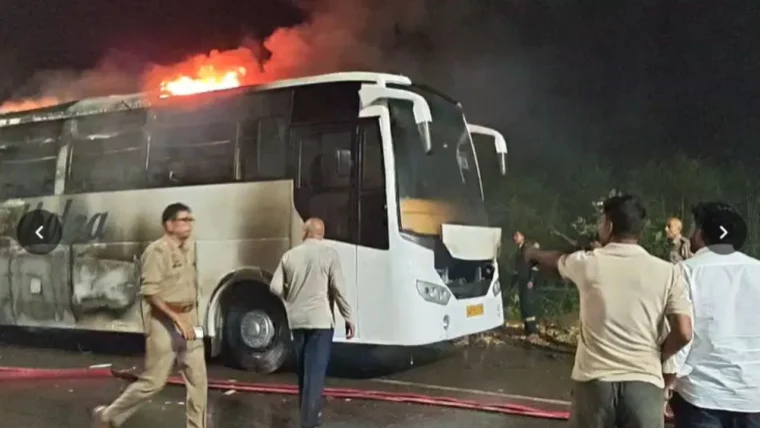 उन्नाव में लखनऊ-कानपुर हाईवे पर एसी बस में अचानक आग, स्कूली बच्चों को बचाया गया