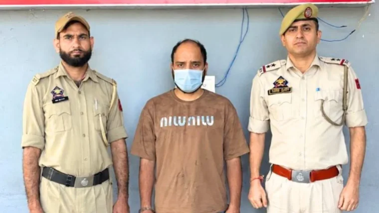 कटरा में फर्जी ट्रैवल एजेंट का भंडाफोड़, 60 हजार रुपये और फर्जी बिल बरामद