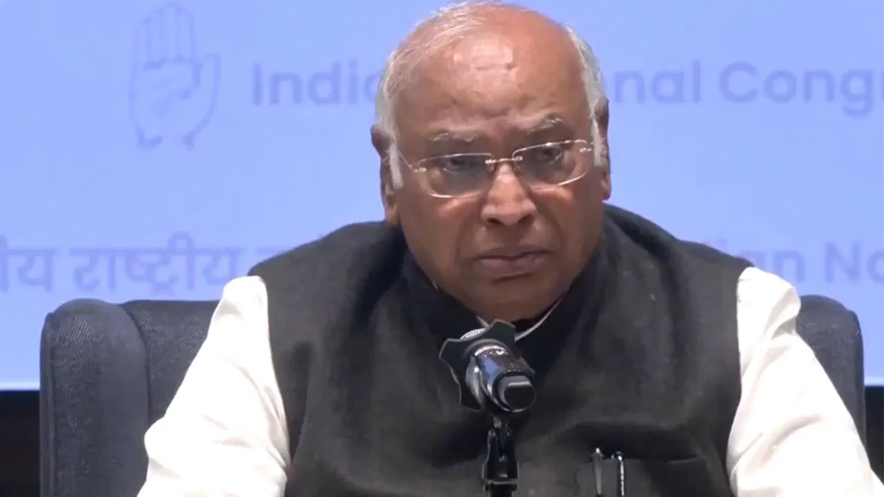 कांग्रेस अध्यक्ष मल्लिकार्जुन खरगे ने सभी चुनावों को अवैध घोषित कर बैलेट पेपर से नए चुनावों की मांग की