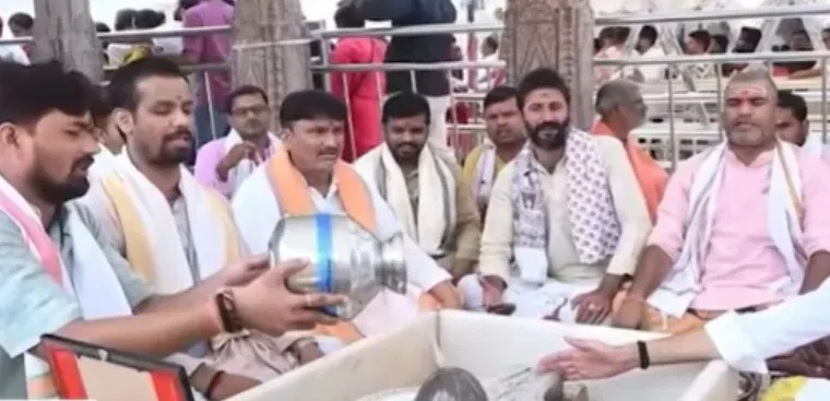 काशी विश्वनाथ मंदिर में कैप्टन स्मित मझार के शीघ्र स्वस्थ होने के लिए विशेष रुद्राभिषेक