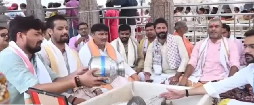 काशी विश्वनाथ मंदिर में कैप्टन स्मित मझार के शीघ्र स्वस्थ होने के लिए विशेष रुद्राभिषेक