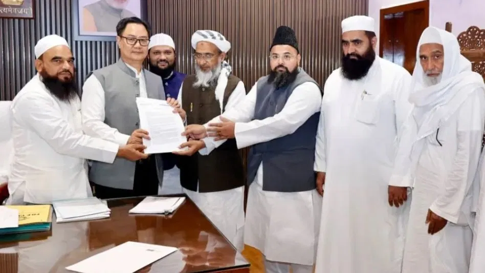 केंद्रीय अल्पसंख्यक कार्य मंत्री किरेन रिजिजू से रेस कोर्स मस्जिद व कब्रिस्तान के संरक्षण की मांग पर चर्चा