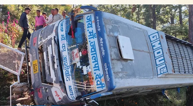 कोटद्वार‑पौड़ी हाईवे पर जीएमओयू बस का खाई में गिरना, 30 यात्रियों को बचाया गया