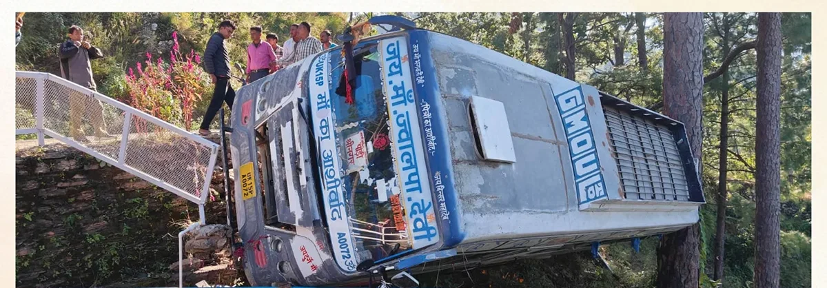 कोटद्वार‑पौड़ी हाईवे पर जीएमओयू बस का खाई में गिरना, 30 यात्रियों को बचाया गया