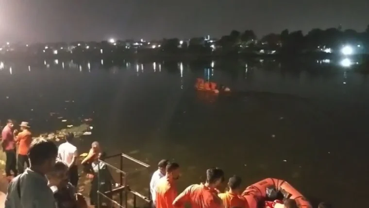 कोटा में दुर्गा विसर्जन के दौरान नाव पलटने से 4 बच्चे लापता, बचाव कार्य जारी