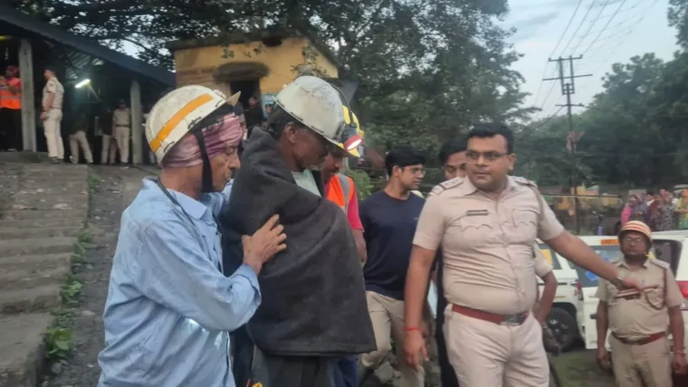 कोयला खदान में फंसी लिफ्ट से 12 मजदूरों को 12 घंटे बाद सुरक्षित रेस्क्यू