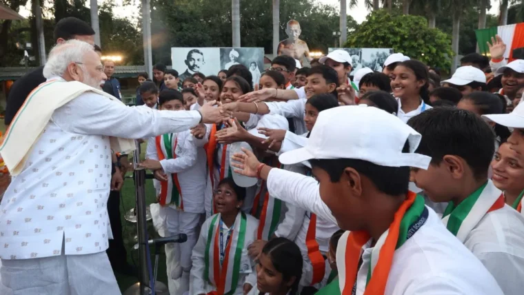 गांधी जयंती पर पीएम मोदी ने गांधी स्मृति में छात्रों से की बातचीत, शास्त्री को भी किया नमन