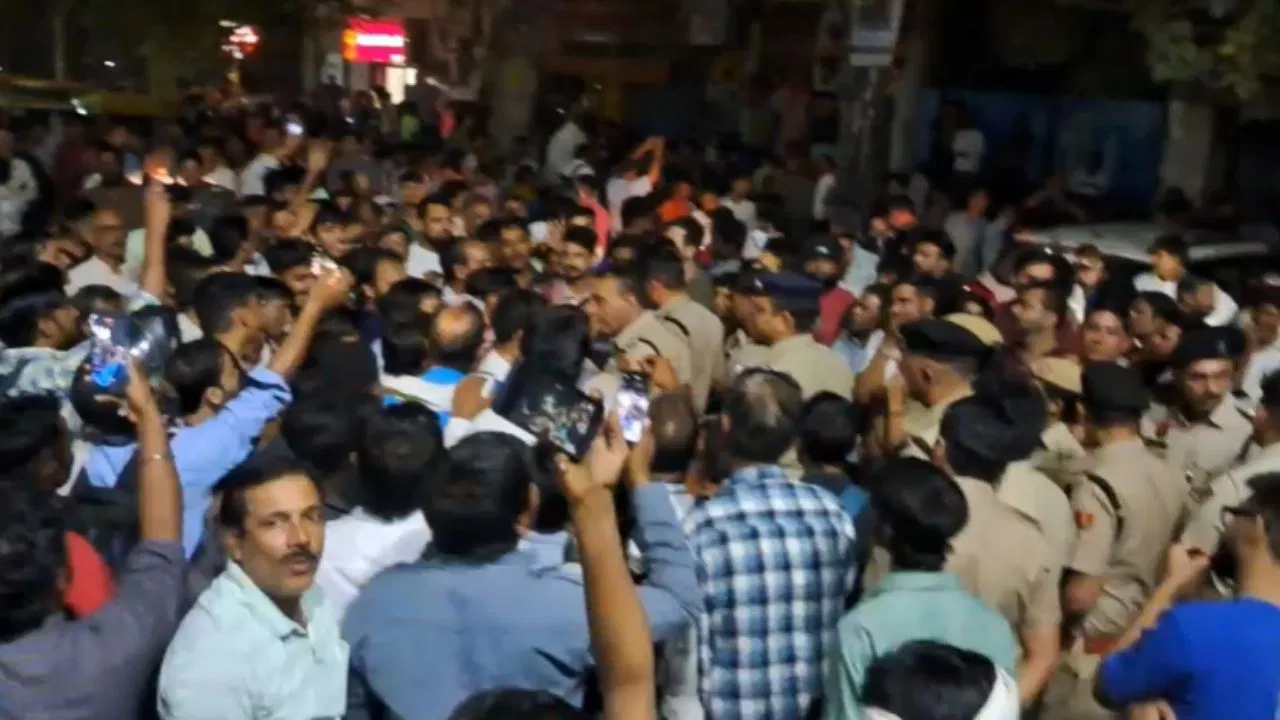 गुरुग्राम में बिजली कटौती पर बवाल: शीतला कॉलोनी में जाम, पुलिस ने लाठीचार्ज, कई घायल