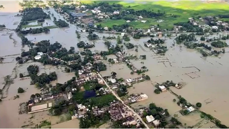 गोपालगंज में बाढ़: शिक्षा मंत्री मिथिलेश तिवारी ने 11 घंटे में इंजीनियर को सस्पेंड, पीड़ितों को मुआवजा व राहत का आश्वासन