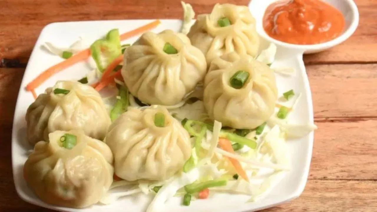 ग्वालियर में 20 रुपये के मोमोज को लेकर विवाद: छात्र पर खौलते तेल का हमला