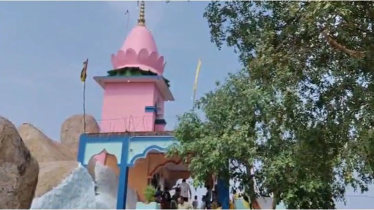 छतरपुर के 100 साल पुराने झनझन देवी मंदिर की रहस्यमयी परम्परा