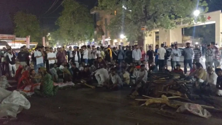 छतरपुर में दलित युवक की मौत पर तहसील चौराहे पर शव रखकर चक्काजाम, 6 घंटे का जाम