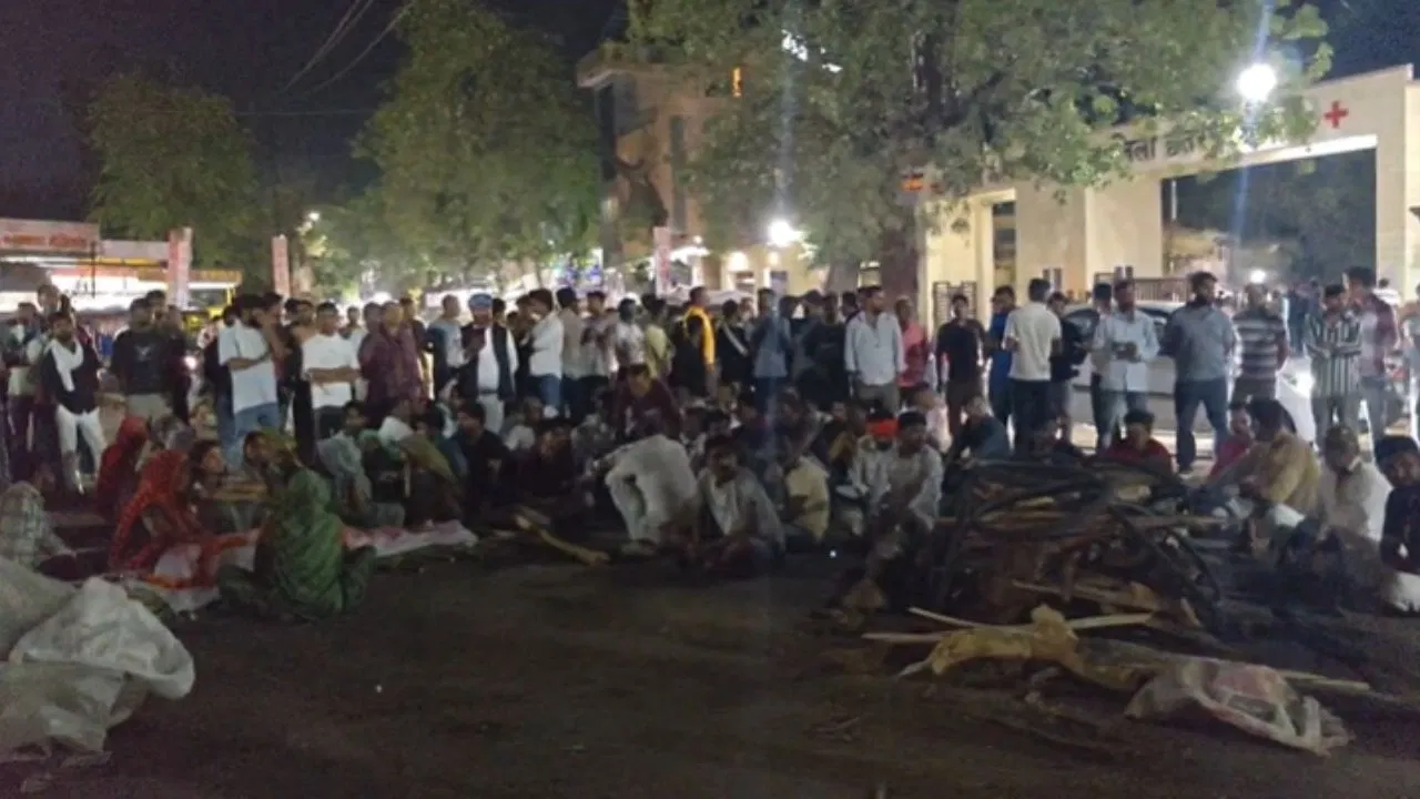 छतरपुर में दलित युवक की मौत पर तहसील चौराहे पर शव रखकर चक्काजाम, 6 घंटे का जाम