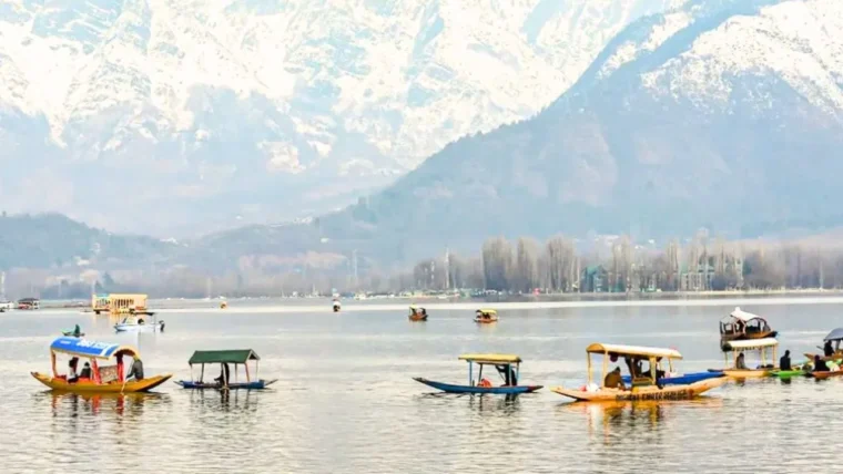 जम्मू‑कश्मीर हाईकोर्ट ने डल झील में मोटर बोट और जेट स्की पर प्रतिबंध लगाया