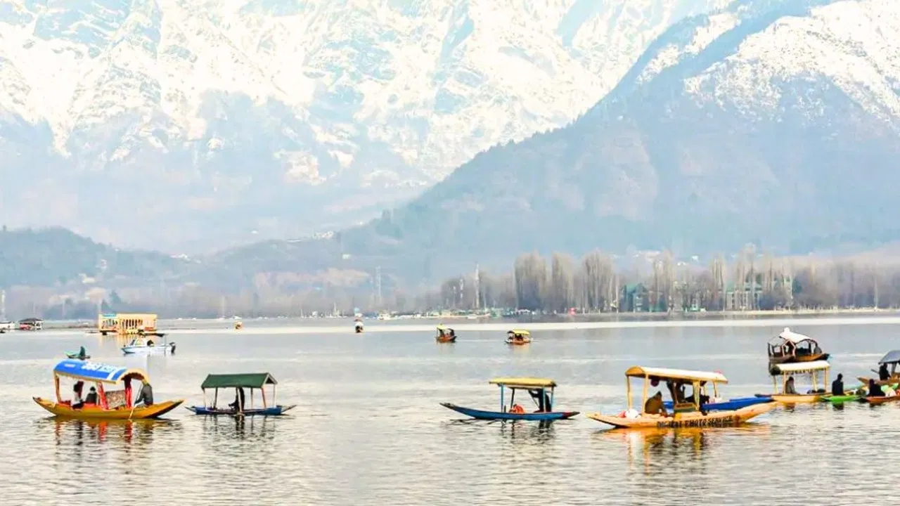 जम्मू‑कश्मीर हाईकोर्ट ने डल झील में मोटर बोट और जेट स्की पर प्रतिबंध लगाया