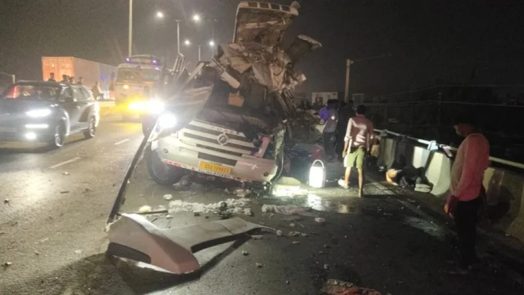 जयपुर में बगरू पुलिया पर टेम्पो‑ट्रेलर टक्कर से 3 श्रद्धालुओं की मौत, कई घायल