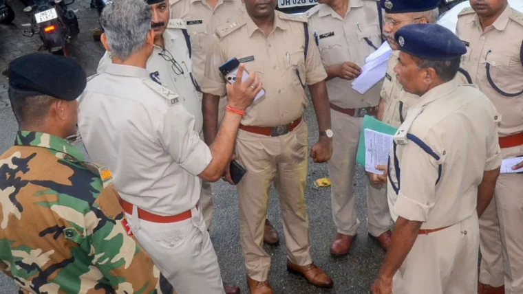 झारखंड के तुंगी गांव में महिला की हत्या: दीवार पर खून, कमरे में दफ़न, पति हिरासत में