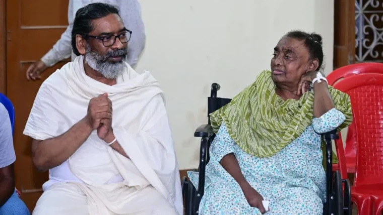 झारखंड के मुख्यमंत्री हेमंत सोरेन की मां रूपी सोरेन का रांची के हिल व्यू अस्पताल में निधन