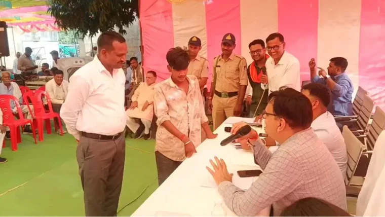 टीकमगढ़ में युवक ने कलेक्टर से शादी की गुहार लगाई, मोहल्ले के लोगों पर लगाए आरोप