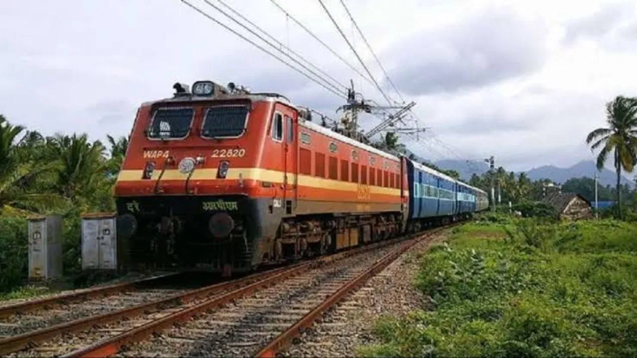 ट्रेन में तेज आवाज़ पर जुर्माना — दक्षिण रेलवे ने नई सख्त कार्रवाई के निर्देश जारी
