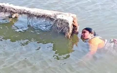 तेलंगाना में महिला की जीवनरक्षक डुबकी: दुर्गा माता की प्रतिमा का स्टैंड बना सहारा