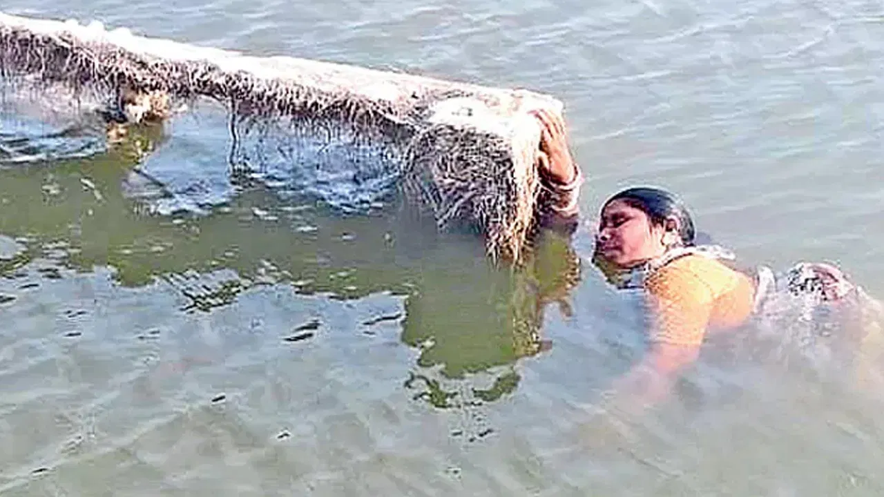 तेलंगाना में महिला की जीवनरक्षक डुबकी: दुर्गा माता की प्रतिमा का स्टैंड बना सहारा