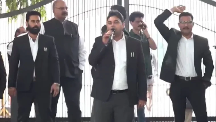 दिल्ली के वकीयों ने ACP और SHO के ट्रांसफर के बाद अनिश्चितकालीन हड़ताल समाप्त की