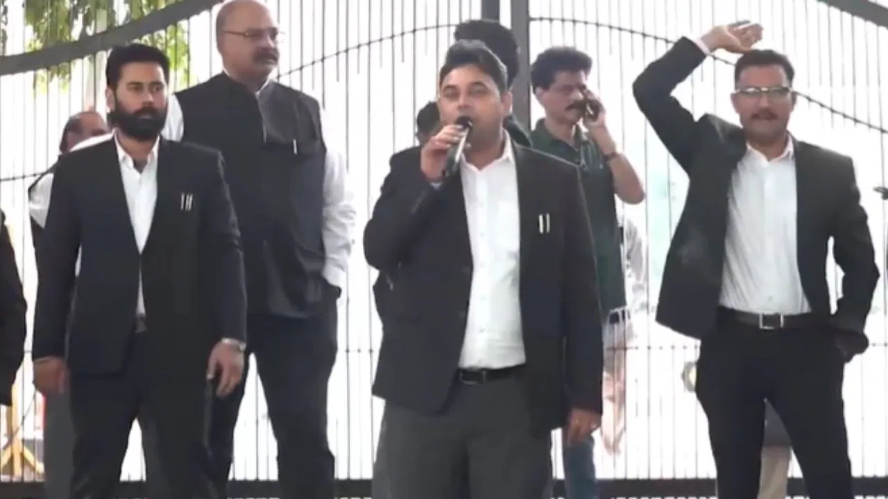 दिल्ली के वकीयों ने ACP और SHO के ट्रांसफर के बाद अनिश्चितकालीन हड़ताल समाप्त की