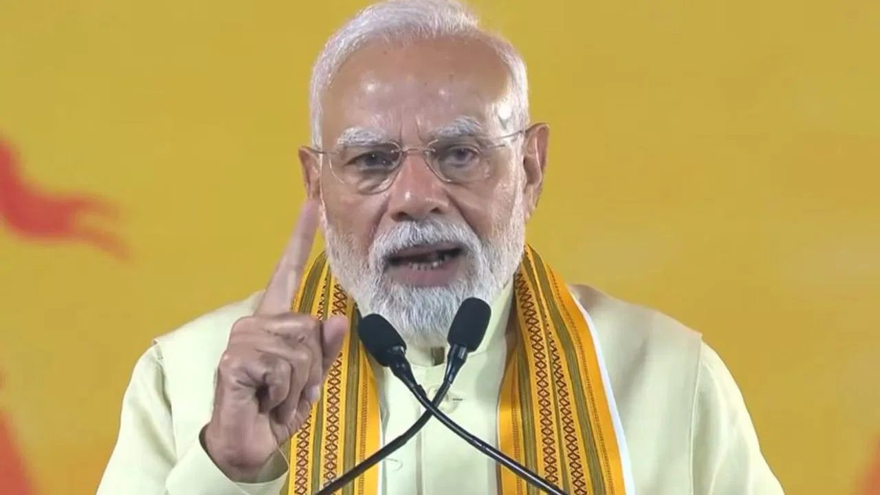 दिल्ली दशहरा समारोह में पीएम मोदी ने कहा: समाज को बांटने वाले ही देश के दुश्मन