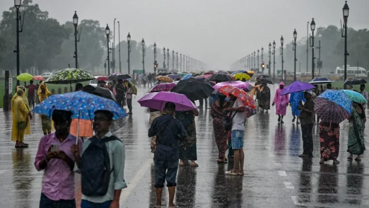दिल्ली में आंधी-बारिश, यूपी‑बिहार से हिमाचल तक 20 राज्यों में बिगड़ा मौसम