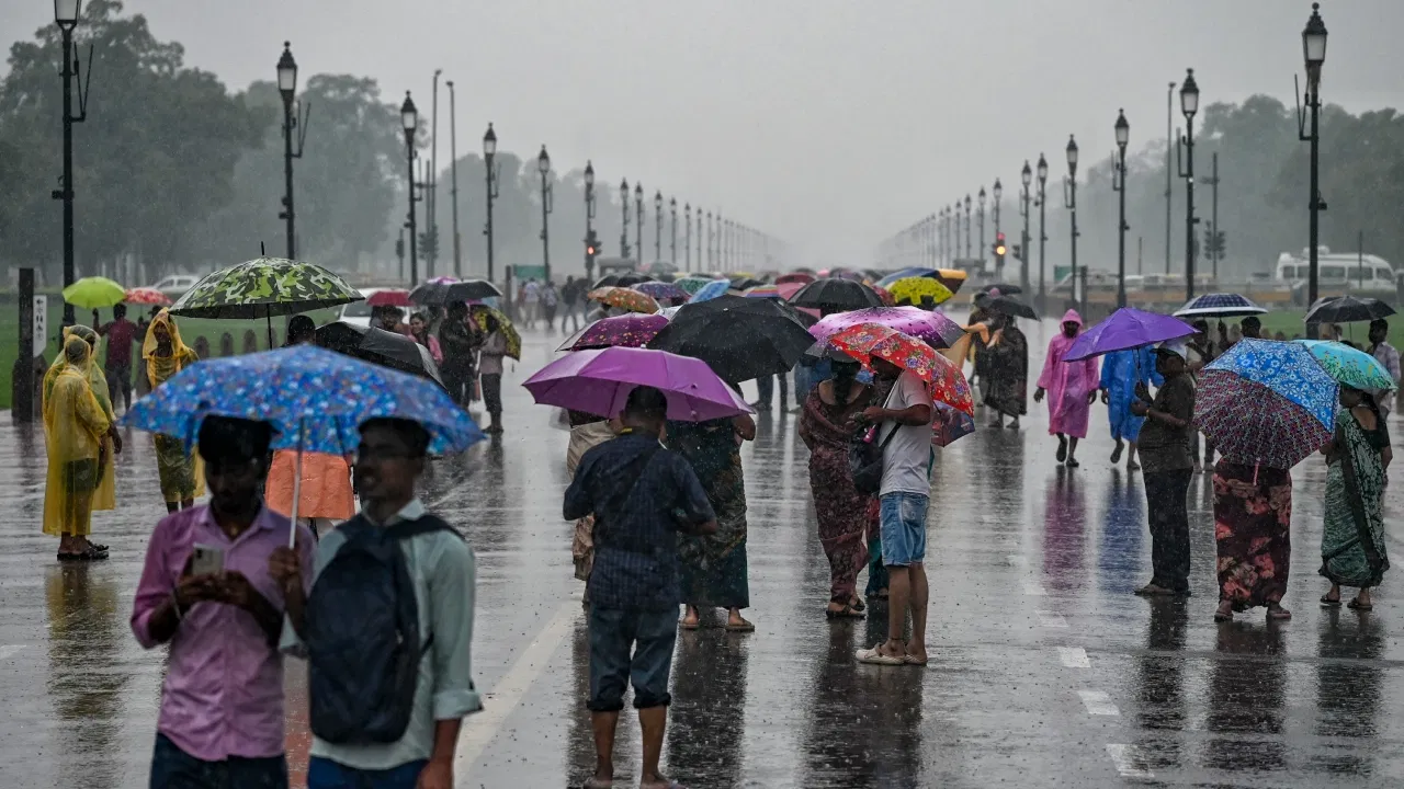 दिल्ली में आंधी-बारिश, यूपी‑बिहार से हिमाचल तक 20 राज्यों में बिगड़ा मौसम