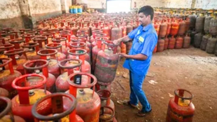 दिल्ली में LPG डीलर्स का प्रदर्शन, मांगों पर अनिश्चितकालीन हड़ताल की चेतावनी